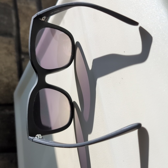 Quay Australia Sagano Classic Black Mirrored Sunglasses - Picture 3 of 8